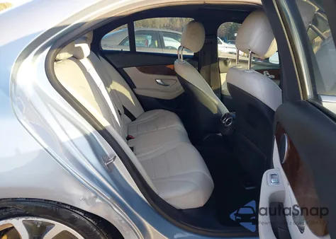 2018 Mercedes-Benz C 300 z USA, uszkodzony, nr VIN 55SWF4JB2JU251815